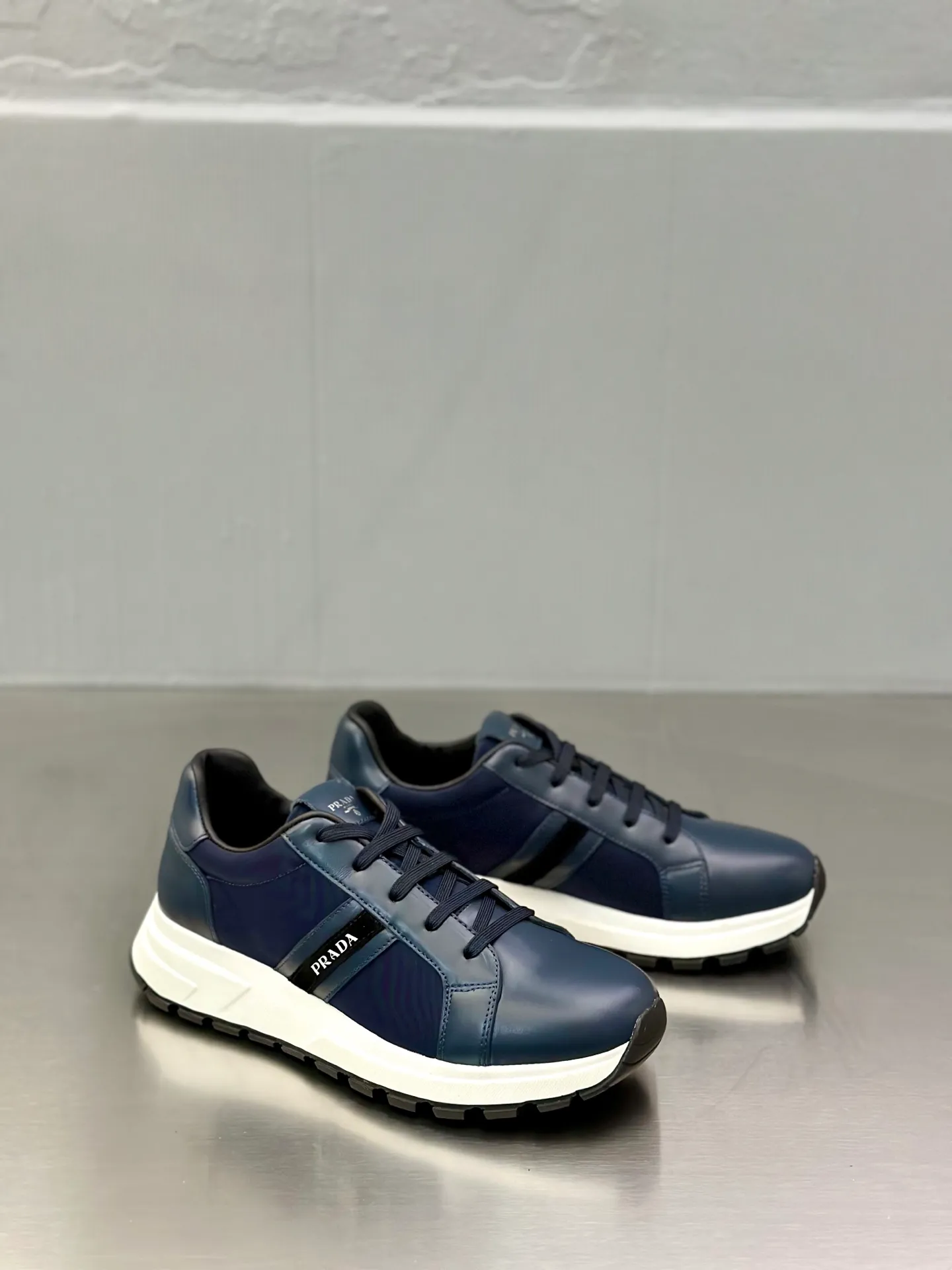 💰740 Prada/Prada men's new mesh stitching sneakers. This sneaker presents a modern version, reinterpreting the brand's archive style with clean lines and smooth details. The shoes are made of calf leather and technical fabric, with a triangular metal logo on the outside, bright TPU decoration on the heel, and a longer and padded inner heel design for a more comfortable fit. The tongue is decorated with a silk-screen logo, and is paired with a hollow rubber sole on the heel. The full cowhide lining comes standard with logo cowhide foot pads, making the upper foot taller, more comfortable, and versatile! Comes with full original packaging! Size: 39-40-41-42-43-44 standard leather shoe size (45 can be customized and does not support returns)
